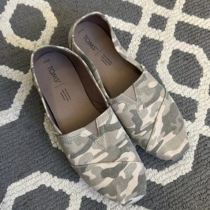 Toms women’s classic canvas size 9.5